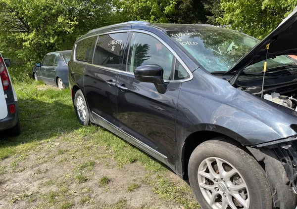 lubelskie Chrysler Pacifica cena 58900 przebieg: 131000, rok produkcji 2020 z Warszawa